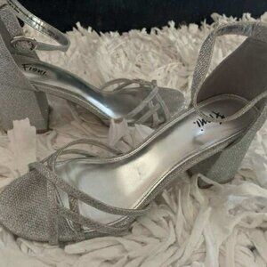 EUC Fioni Silver Sparkly Chunky High Heels Size 9